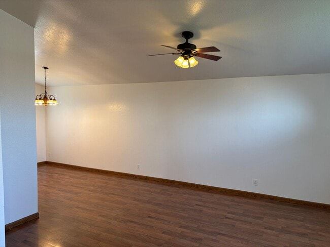 Building Photo - Close to Schools & Shopping