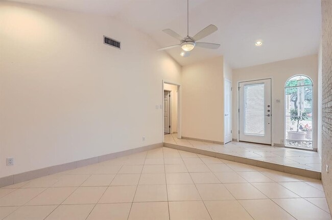 Building Photo - 3004 Maywood Cir