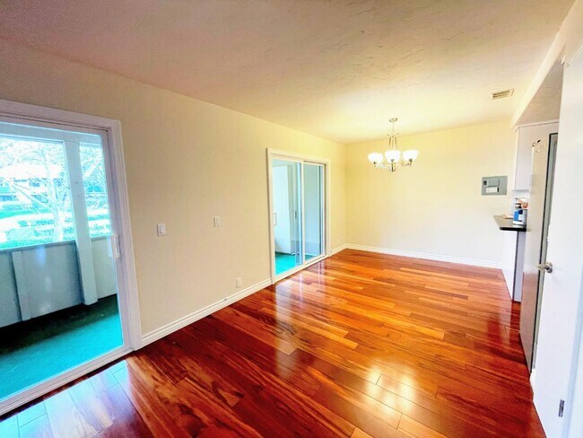 Foto del edificio - 552 Toyon Ave