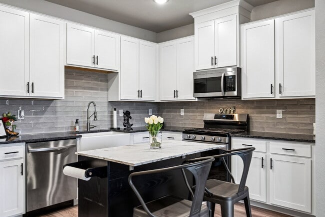 Building Photo - "Charming 2-Bed, 2-Bath Condo Retreat in Littleton - 870 Sq Ft of Cozy Elegance!"
