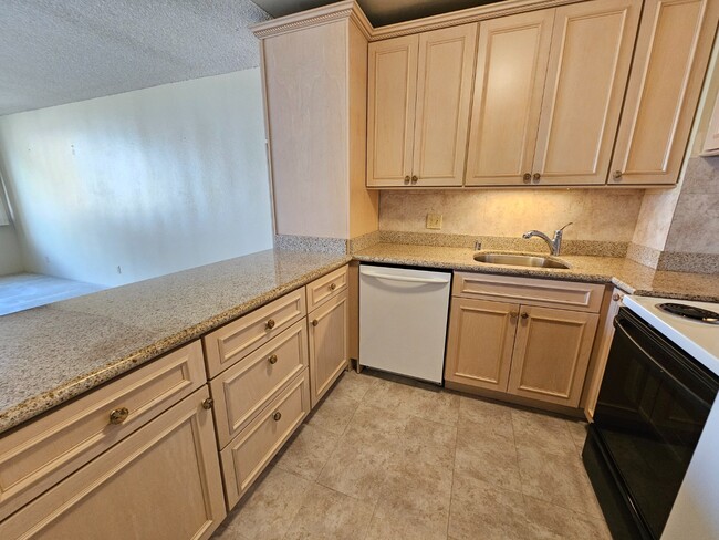 Foto del edificio - 1 Bed, 1 -Bath Condo for Rent! 1 Parking
