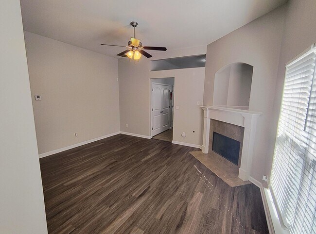 Foto del edificio - 5646 Sycamore Woods Dr
