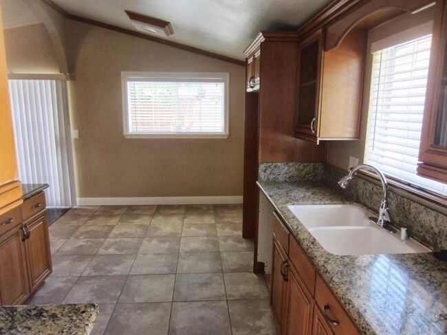 Building Photo - 2533 Leebe Ave