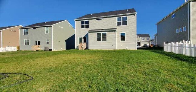 Foto del edificio - Gorgeous 4 beds 2.5 baths in Johnstown