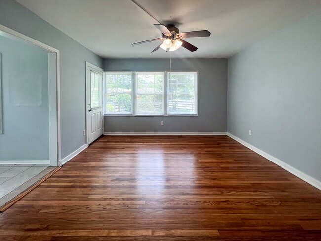 Building Photo - Pet Friendly 3BR/2BA Bungalow located in Gainesville Heights Available Mid-August!