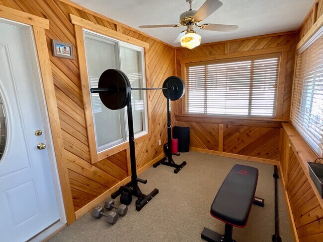Foto del edificio - Charming 2-Bedroom Corner Lot Home with Be...