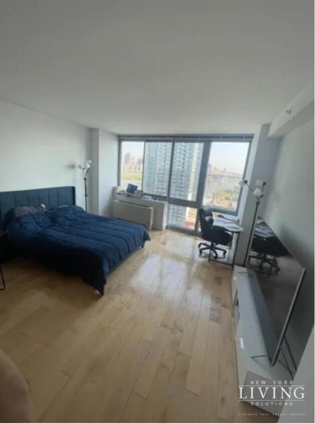 Foto principal - 0 bedroom in Long Island City NY 11109