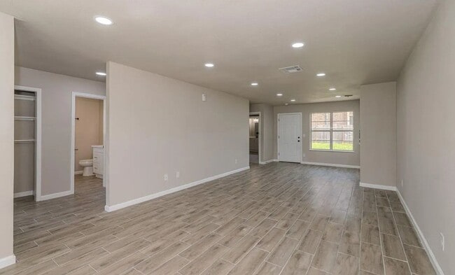 Building Photo - 3828 Anderson Villa