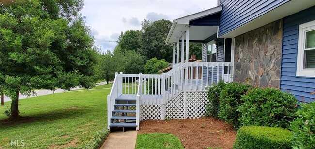 Building Photo - 210 Summertown Dr