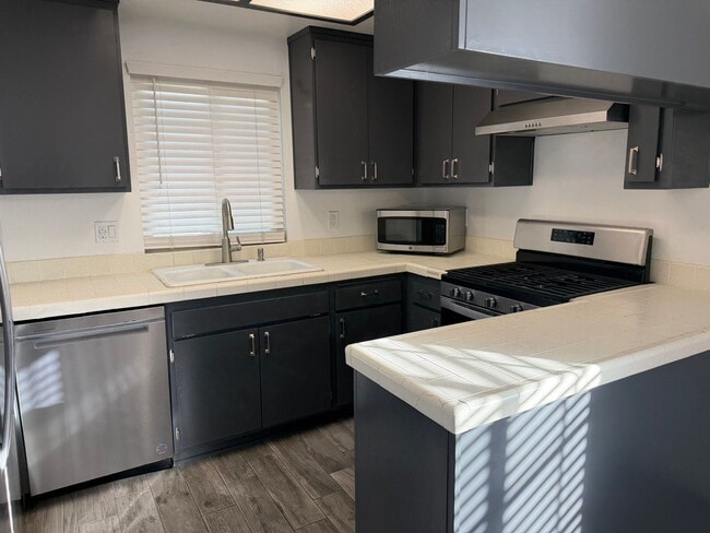 Building Photo - Two Story home - Three bedrooms, 2.5 baths near school and shopping