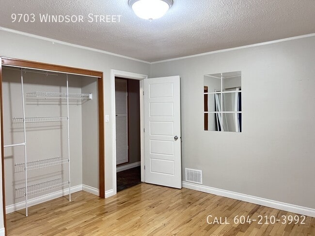 Building Photo - Bright Duplex Unit with Big Yard!