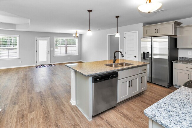 Foto del edificio - 104 Cedar Lake Rd