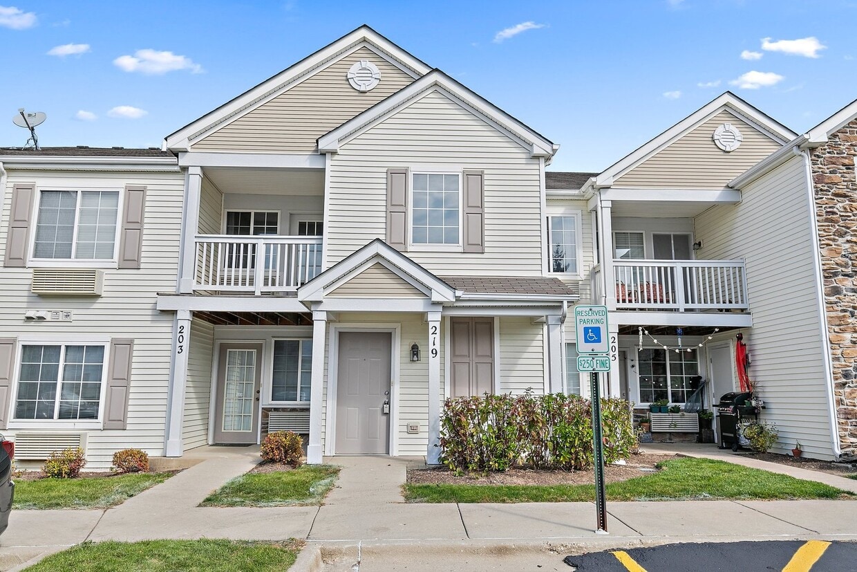 219 Silverstone Dr Unit 219, Carpentersville, IL 60110 Condo for Rent