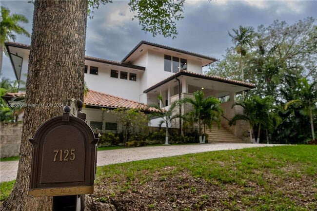 Foto del edificio - Amazing 2 Story House in Coral Gables