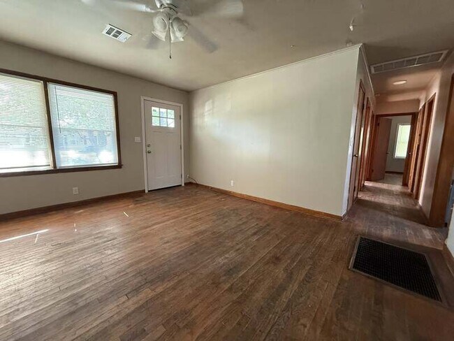 Foto del edificio - 320 N Atlanta St