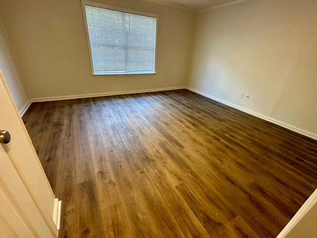 Building Photo - Duplex Apartment Great for a Family or for...