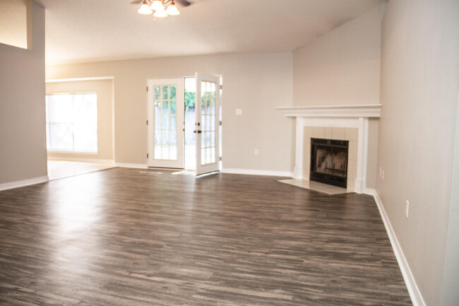 Building Photo - 131 Steeplechase Dr