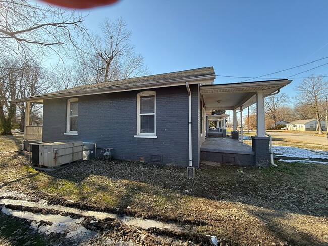 Building Photo - Beautifully Remodeled 2 Bedroom Home for L...