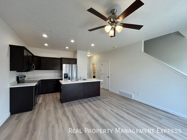 Building Photo - Cozy 2 Bedroom 1.5 Bathroom Townhome