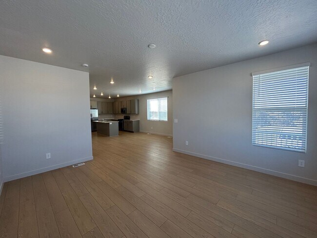 Foto del edificio - 4 Bedroom 2.5 Bathroom Townhome in Lehi!