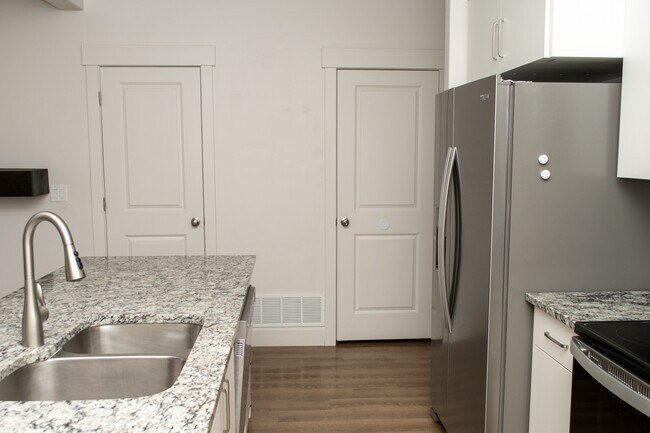 Foto del edificio - 418-1580 1580 E