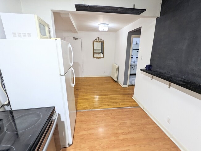 Building Photo - 2bd, 1Bath 5 minutes walk to Eglinton W Subway