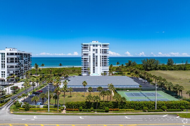 2700 N Highway A1A, Isla Hutchinson, FL 34949 - Aquanique Ocean Club