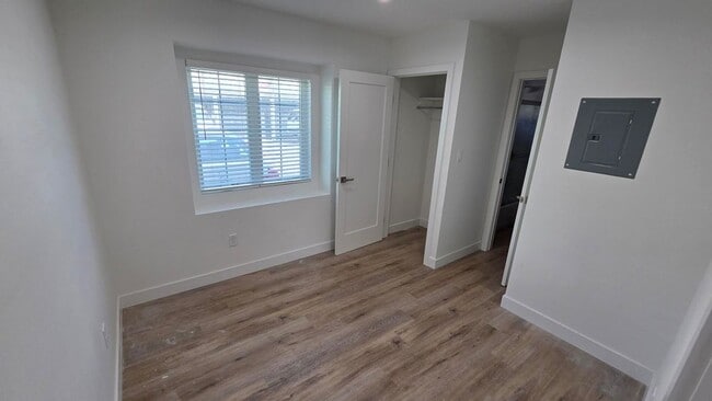 Building Photo - 988 El Camino Dr