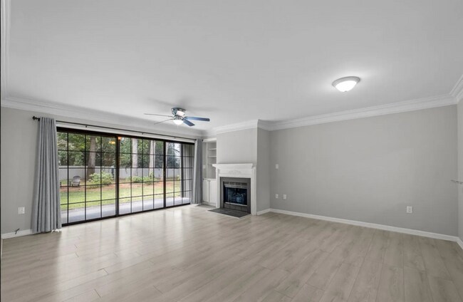 Foto del edificio - 7610 Woods Ln