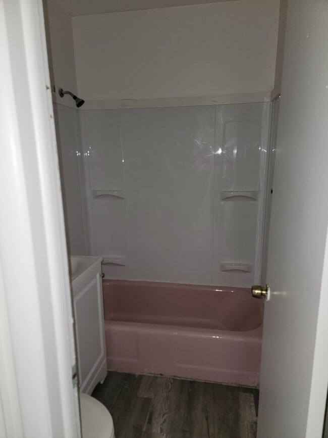 Building Photo - 2BR/1BA Updated Home – Vouchers Welcome!