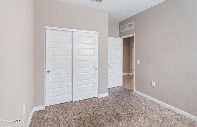 Foto del edificio - 10622 S 52nd Ln