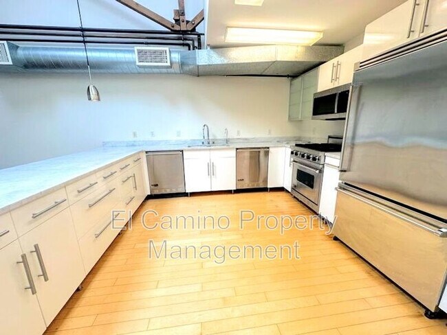 Building Photo - 1046 Princeton Dr