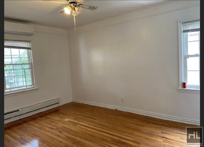 Foto del edificio - Spacious Two Bedroom Duplex with Backyard ...