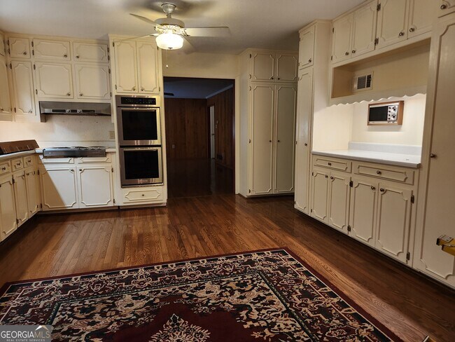 Building Photo - 1181 Lake Shore Cir