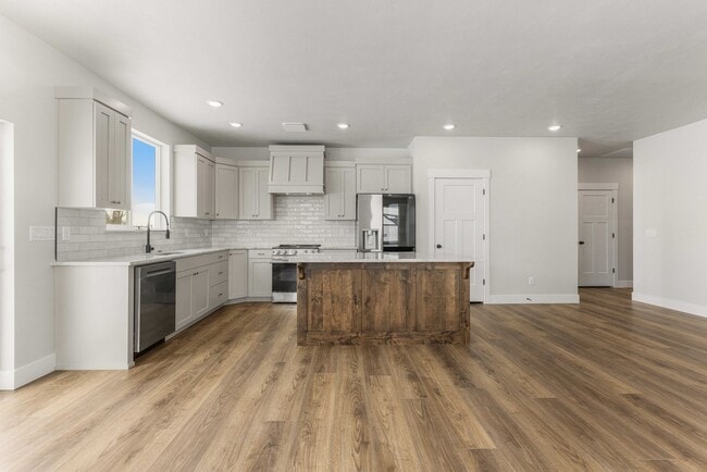 Building Photo - SUGAR CITY TWIN HOME 3 BED 2 FULL BATH - FENCED YARD WITH EX-LARGE 2 STALL GARAGE