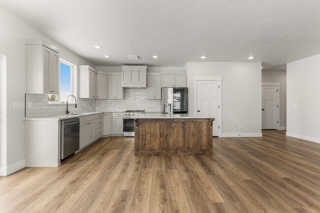 Foto del edificio - SUGAR CITY TWIN HOME 3 BED 2 FULL BATH - FENCED YARD WITH EX-LARGE 2 STALL GARAGE