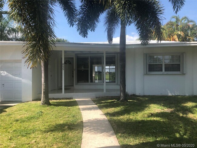 Foto del edificio - 655 S Shore Dr