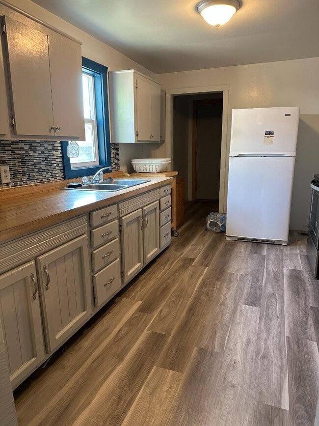 Foto del edificio - 643 Hansen Ave