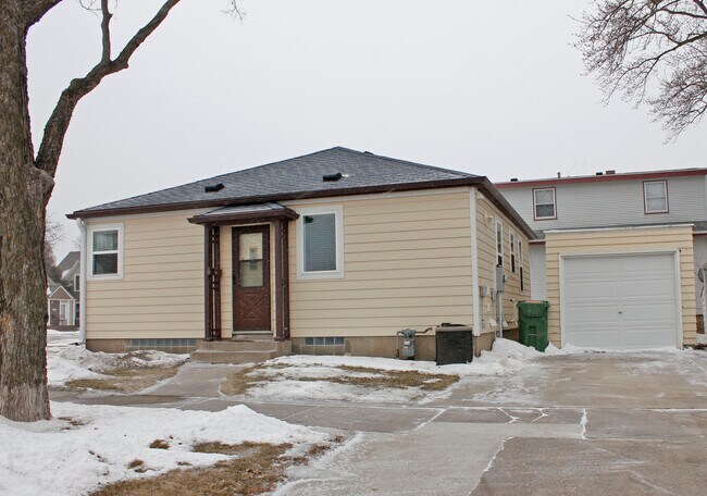 Building Photo - 629 Campanile Ave