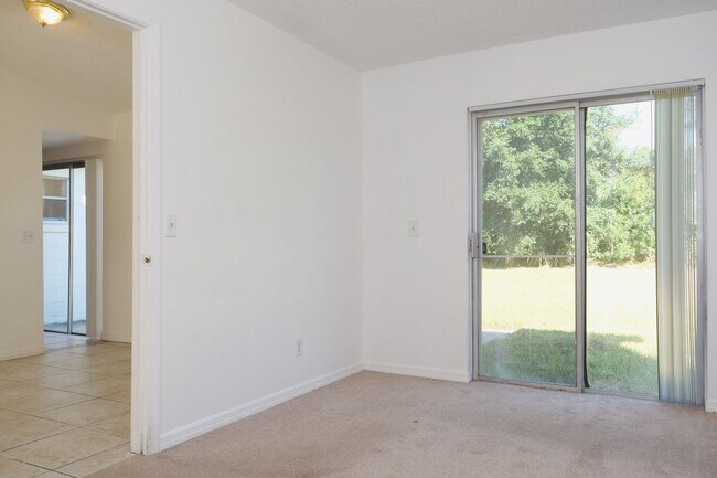 Foto del edificio - Spacious 4/2 home with 2 car garage Availa...
