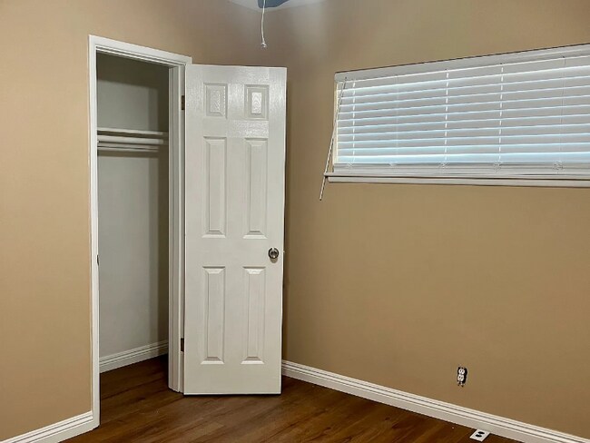 Foto del edificio - 8246 Beeman Ave