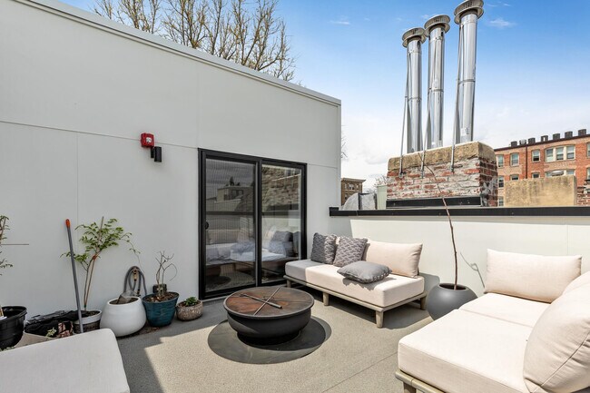 Foto del edificio - 2478 1/2 Ontario Rd NW