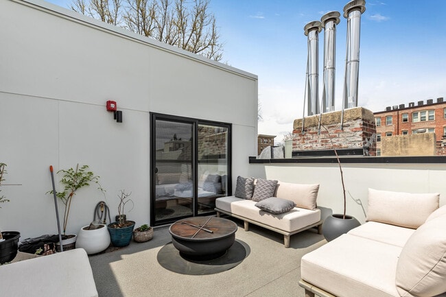 Foto del edificio - 2478 1/2 Ontario Road Northwest-ID1011218P