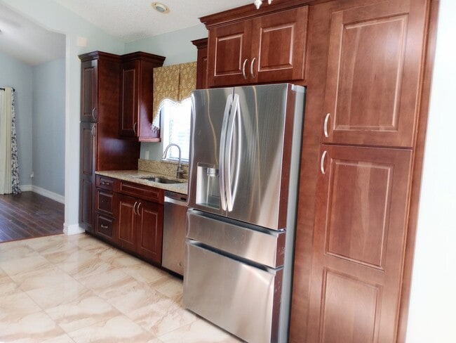 Building Photo - Discover Spacious Living in the Heart of Oviedo!