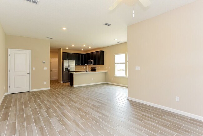 Foto del edificio - 645 Cherry Ridge Dr