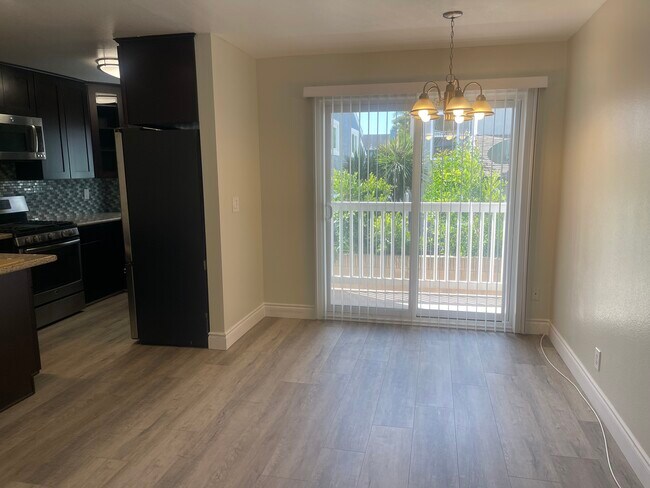 Puerta corrediza de vinilo que da a un balcón privado. - 2411 Prospect Ave