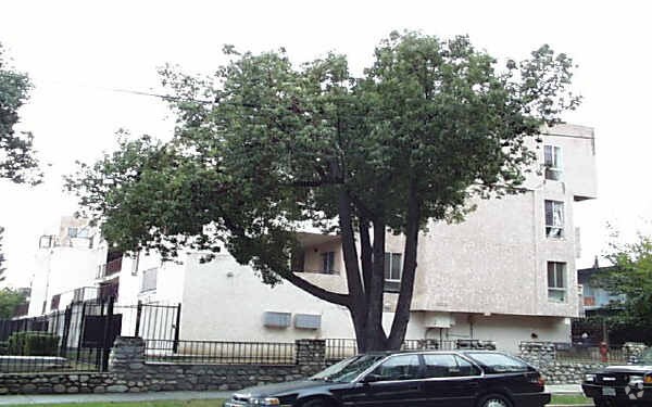 Foto principal - 1095 N Raymond Ave