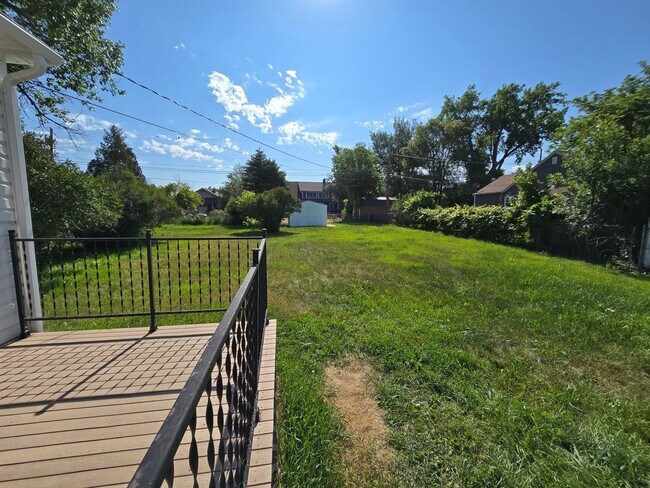 Foto del edificio - 2 Bed 1 Bath + Garage and Yard