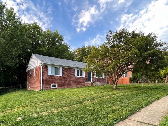 Building Photo - 50's Rambler with 5 BR & 3 BA in One of th...