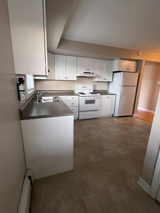 Building Photo - TWO BEDROOM APARTMENT AVAILABLE IN COLE HA...